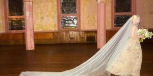 「后翼弃兵」女星安雅·泰勒-乔伊公开婚纱照，庆祝结婚2周年缩略图