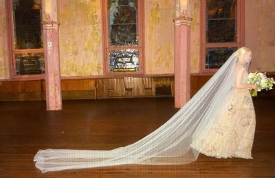 「后翼弃兵」女星安雅·泰勒-乔伊公开婚纱照，庆祝结婚2周年缩略图