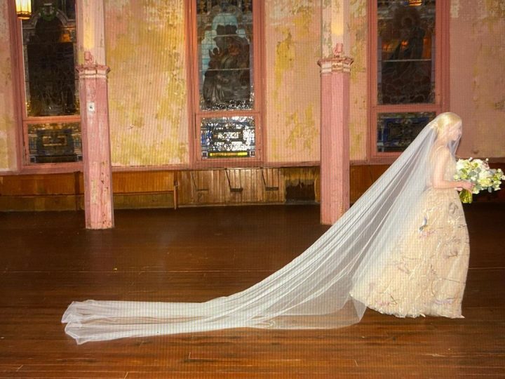 「后翼弃兵」女星安雅·泰勒-乔伊公开婚纱照，庆祝结婚2周年插图